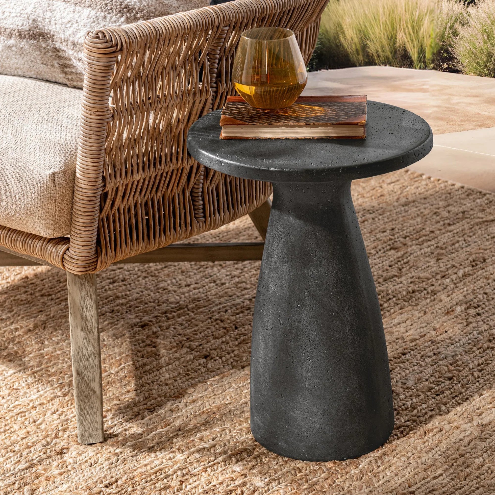 Vayric Accent Table